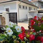 - Garden - Vendeghaz Apartment *